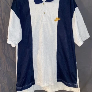 Nike Piké - Använt skick, fläckfri, hålfri.  Katt finns i hemmet.  Möts ej upp.