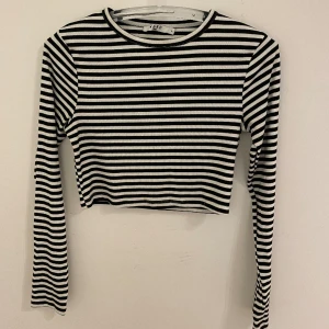 Croppad topp - Ribbad långärmad topp i croppad modell  Använd fåtal gånger! Nypris 199kr