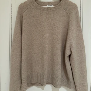 Soft goat tröja  - Säljer världens skönaste och mysigaste tröja i beige från Soft goat som tyvärr är för stor för mig💗aldrig använd, ny pris 2795kr🙏🏼 bara att skriva om man vill ha fler bilder 