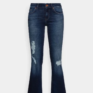 Lågmidjade jeans  - Jättesnygga blåa jeans från only. De är lågmidjade och bootcut💗Säljer för att de kommer inge till användning. Kom privat för mer info💗
