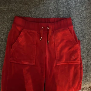 Juicy byxor  - Säljer dessa fina juicy byxor väldigt välskött. Använt några gånger bara men typ helt som nya .