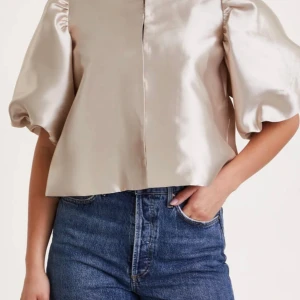 BY MALINA CLEO BLUS - Säljer min ByMalina Cleo blus, endast använd vid ett tillfälle! Nypris 2200kr!