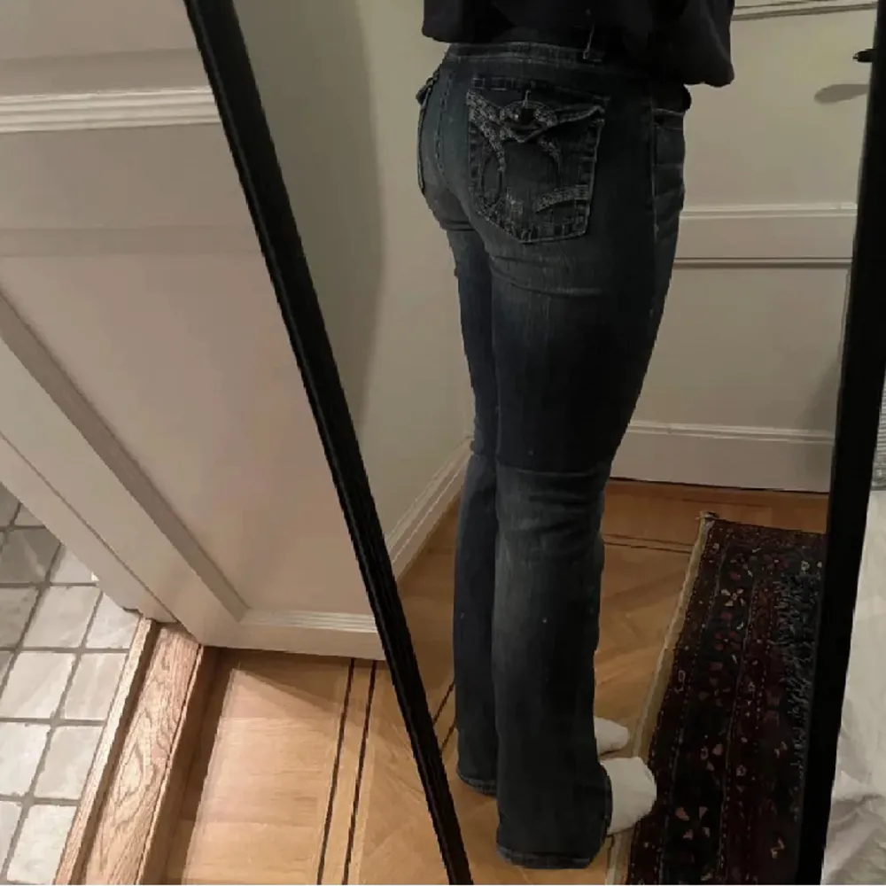 Så snygga lågmidjade jeans är osäker på storleken men går fint över skorna på mig som är ca 165-170! Lappen säger storlek 32 men jag brukar ha 34/36 och dem passar mig . Jeans & Byxor.