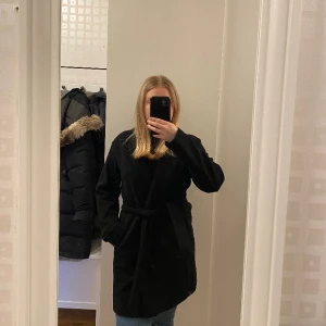 Kappa - Säljer min svarta kappa i storlek XS  men passar även S. Nästintill oanvänd, bara använd 2 gånger.