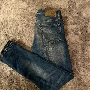 Ralph lauren jeans blå - Ett par Polo Ralph lauren jeans i färgen blå och modellen eldridge skinny. Dom är i mycket bra skick och är knappast använda. Dom har också mycket stretch och väldigt sköna.  Nypris :1095 kr. Skriv om ni undrar mer eller vill ha fler bilder.