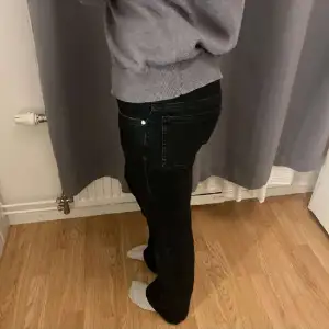 Säljer dessa snygga low bootcout jeans!! De är i så bra skick och säljer då de inte kommer till användning💞💞💞 Köpte för 600 kr, de är i längd 31 men skulle säga att de är mer 30! Är 160 och sitter bra på mig.