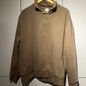 Zara halfzip - Brun halfzip i storlek L men sitter precis som en M