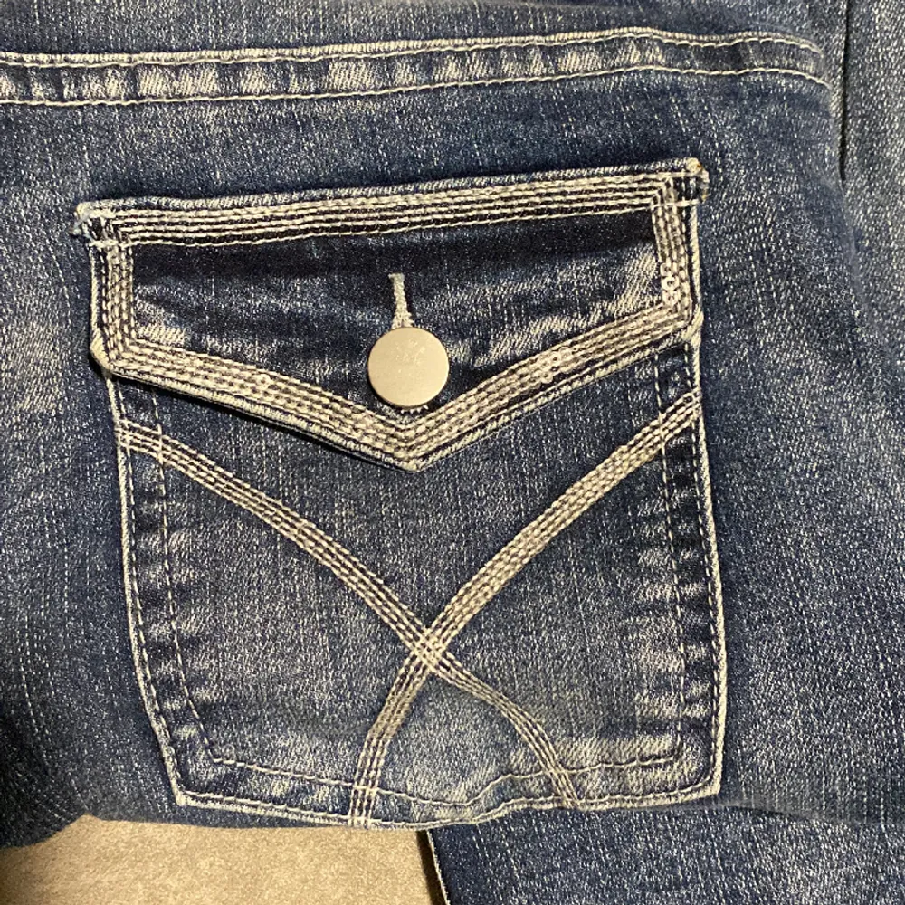 snygga lågmidjade jeans men knappar på fickorna. De kommer inte till användning 💕. Jeans & Byxor.