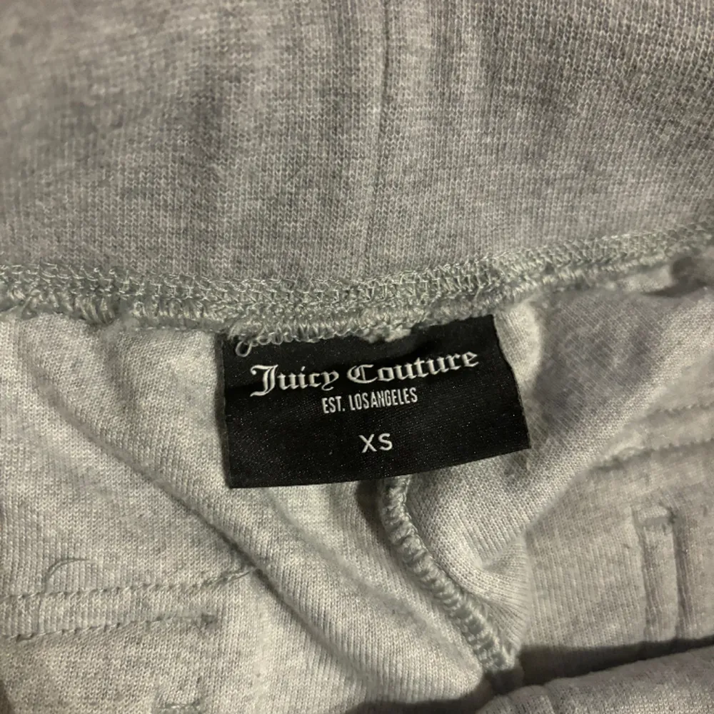 Säljer mina sköna Juicy couture byxor eftersom dom inte kommer till användning!💕 jättebra skick Köpt från butiken Jackie!. Jeans & Byxor.