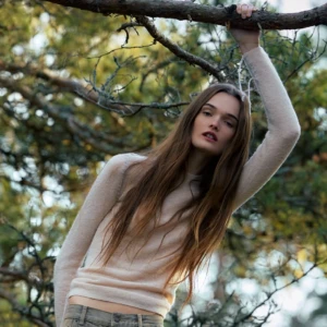 Såå snygg stickad tröja - Säljer denna helt nya stickade tröjan, aldrig använd då den inte passade mig. Jätte fin och coola detaljer! (Liten i storlek) ❤️slutsåld!