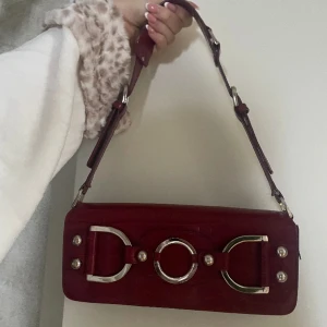 Väska - Jättesnygg mörkröd väska med silver detaljer ♥️ 