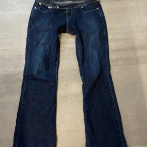 Rare modell vintage lågmidjade bootcut Levis jeans  - Midjemått:40 cm(w29). Innerben: 79 cm. Säljer då dom inte kommer till användning. Vintage med ser helt nya ut, ända defekten är att gylfen har gått sönder men finns en knapp man spänner som gör att man inte ser gylfen. Kan ta emot prisförslag &köp nu