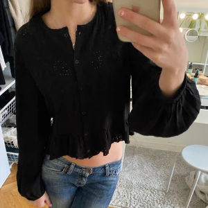 Blus - Så fin blus från zara som tyvärr inte kommer till användning längre, perfekt för sommaren! Lite trasig i ena ärmen (se sista bilden) men inget som syns! (Tryck gärna på köp nu)