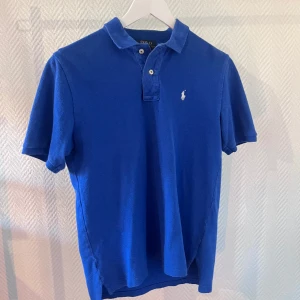 Ralph Lauren piké  - Storlek (14-16) L men passar S Använt skick, finns nån liten svart fläck, inget som syns vid användning.