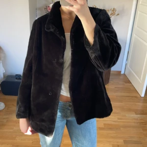 Svart pälsjacka  - Så snygg pälsjacka som tyvärr är lite kort i armarna på mig (jag är 177cm)💕 En av öglorna som man stänger jackan med är sönder, syns knappt🗣️ Den enda strlkn jag kan hitta är ”54” men skulle säga att den är som en M/L💕