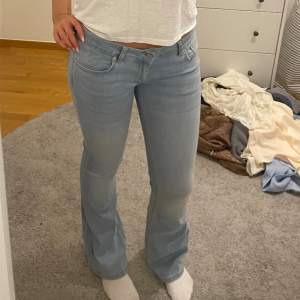 Lågmidjade jeans från Nelly, helt slutsålda!! (Jag är 173cm) skriv vid funderingar 🩵🩵