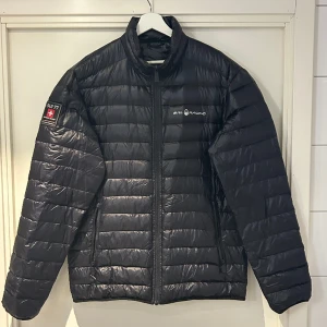 Sail racer jacka  - Sail racer jacka i bra skick i storlek L  En liten lagning på armen som knappt syns. 