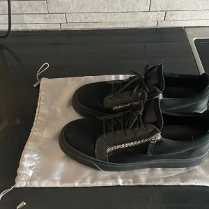 Giuseppe Zanotti skor  - Säljer mina zanotti skor i storlek 44 nypris ligger på 6000 och skorna är i grym kvalite. Dustbag ingår, byten går även. Pris kan diskuteras 