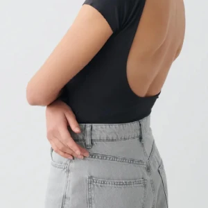 Gina Tricot backless top - Säljer min superfina backless top från Gina tricot!! Den va otroligt populär i somras, vilket den fortfarande är! Inga defekter, så gott som ny. Använd otroligt fåtal gånger! Ordinarie pris 200kr