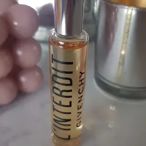Givenchy L’interdit Eau de parfum roll on 20 ml använd endast två gånger 