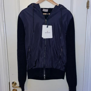 Moncler cardigan black label - Hej! Säljer nu min Moncler Cardigan eftersom jag inte använder den. Den är i 8,5/10 skick och sparsamt använd. Köpte den på NK i Göteborg för runt 12 000kr. Skriv ifall du har några frågor. Pris kan diskuteras vid snabb affär. 