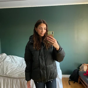 Pufferjacket - Skitsnygg ny dunjacka från pull and bear. Grön-svart till färgen och helt oanvänd. Storlek M. Original pris 600.