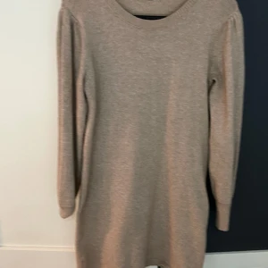 Klänning - Stickat klänning från JDY använd 2 gånger. Normal i storlek och är i mycket bra skick!