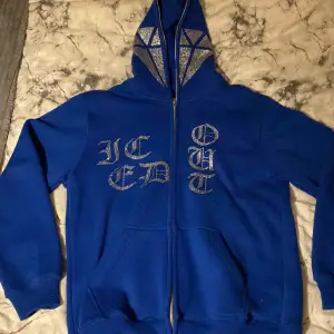 Mörkblå rhinestone hoodie med full zip storlek M  Knappt använd 