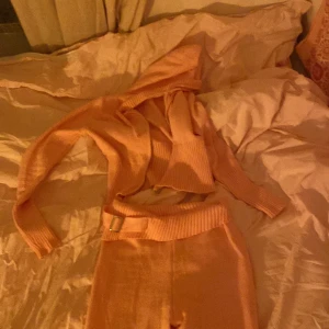 Stickat Catania rosa set - Populär dress för tjejer i färgen ljusrosa, beställde den för runt 600 men den var för liten, vi kan komma överens om pris 