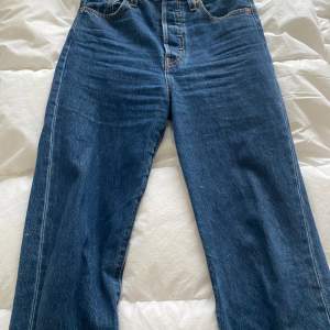 Blåa Levis jeans som är lite vida nertill, men ganska rak passform. Passar mig som är 162. Midjan är storlek 25/26