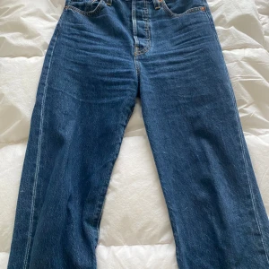 Blåa Levis jeans - Blåa Levis jeans som är lite vida nertill, men ganska rak passform. Passar mig som är 162. Midjan är storlek 25/26