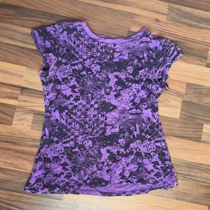 T-shirt Abbey Dawn - Avril Lavigne - Lila t-shirt från Avril Lavignes märke Abbey Dawn. Står strl XL men den är som en XS/S. Begagnat använt skick. Nopprig. Finns ett hål längst ner på tröjan (se bild). Säljes i befintligt skick & därav priset.  Frakt på 46kr tillkommer