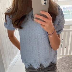 Blus - Ljusblå blus från zara barn, men sitter som xs/s, knappt använd så i bra skick💗