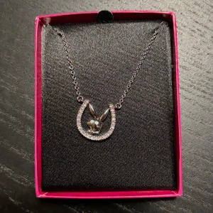 Playboy halsband  - Säljer detta fina halsband, oanvänt!
