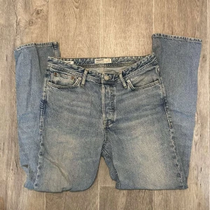 Jack & Jones Jeans - Säljer för att de ej kommer till användning längre. Sönder i bakfickan (se sista bilden)