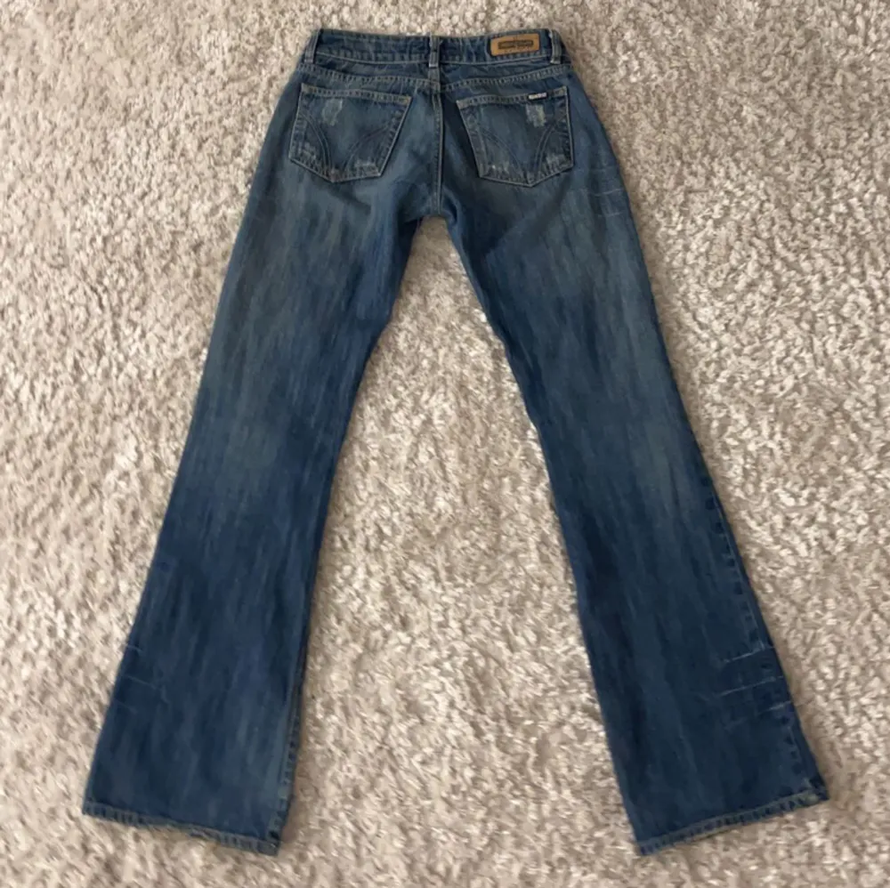 Fina lågmidjade jeans som passar perfekt till någon som är 1,70 eller under. Kunde tyvärr inte ta bild med dessa på då de inte passar mig i midjan💕. Midjemått: 74 cm. Innerbenslängd: 82 cm.. Jeans & Byxor.