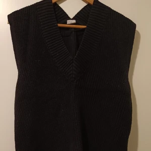 Stickat klädesplagg/linne - Säljer detta klädesplagg. Är som ett linne med krage och stickad.   Storlek M. Kan tänkas lite stor i storleken. 