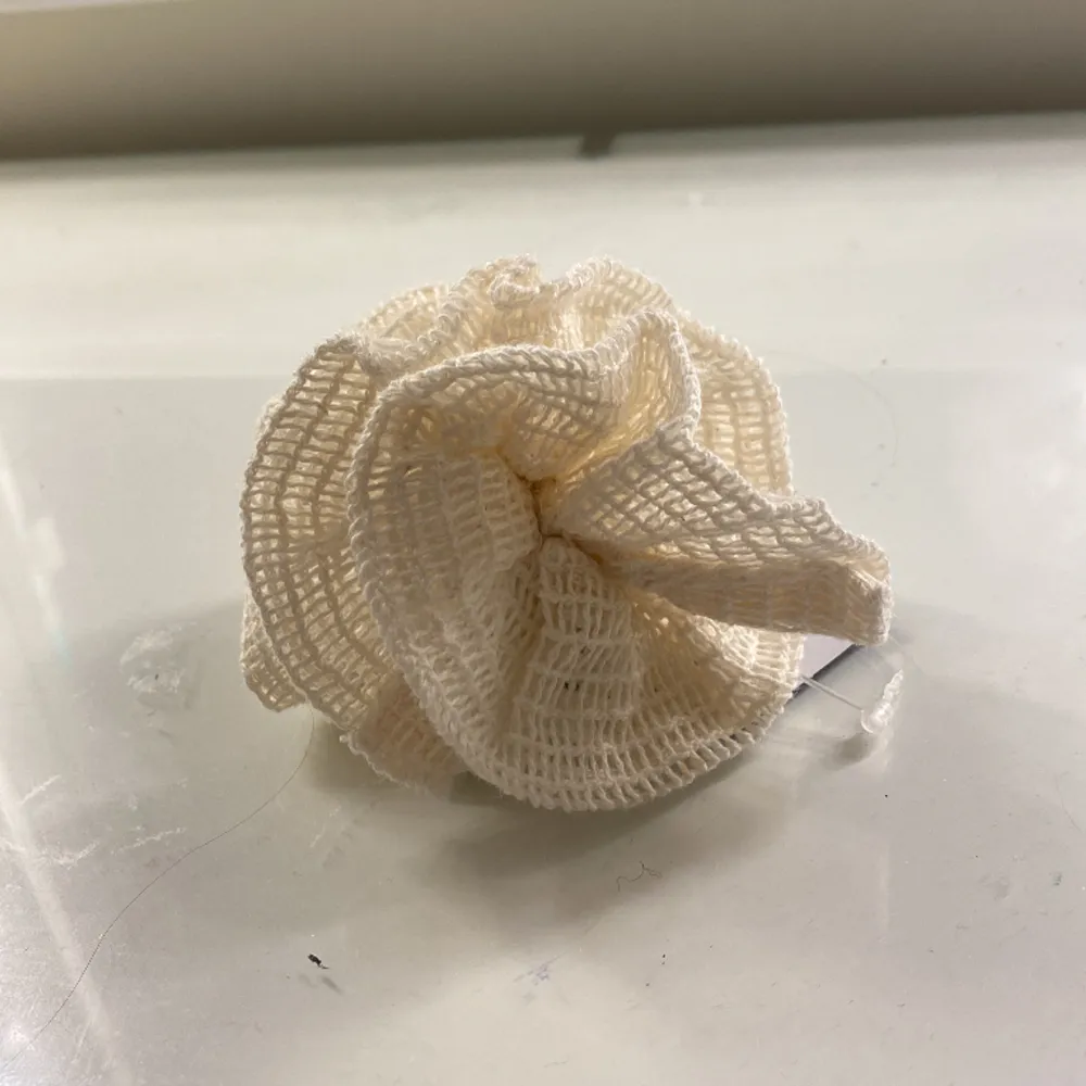 Säljer nu denna shower loofa från the body shop❤️ Säljer pga har en annan och råka köpa 2❤️ Prislappen är kvar och köpte för 35❤️ Säljer därför för 10❤️. Övrigt.