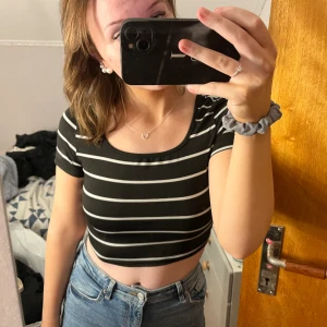 Kort tshirt - Vanlig tshirt som är kortare i modellen. Knappt blivit använd. Väldigt skön och materialet är inte tjockt. Den sitter tight men är stretchig💗