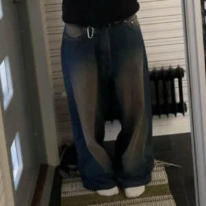 Baggy jeans  - Baggy jeans med snygg wash. Modellen e astro från weekday. Storlek 30/34 men uppsydda så de passar mig som e typ 165. Lite slitna längst ner men annars bra skick