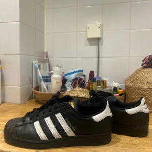 Adidas superstar  - SPRILLANS nya adidas superstar!  Köpta för 2 månader sen, har använt dom 2 gånger🥲Så jag tänkte sälja dom!!! Storlek 40 2/3!! Pris går att diskuteras!!!🫵🏻köptes för 1300 typ! 
