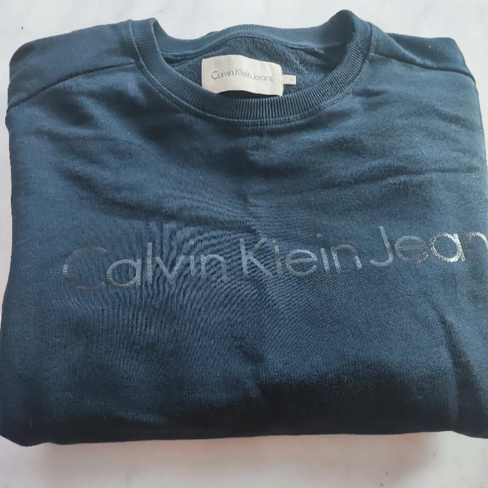 Calvin Klein Jeans Sweatshirt i strl XL och färgen mörkblå säljes i nyskick.. Hoodies.