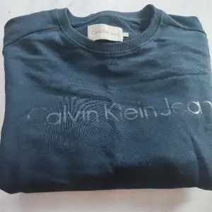 Calvin Klein Jeans Sweatshirt i strl XL och färgen mörkblå säljes i nyskick.