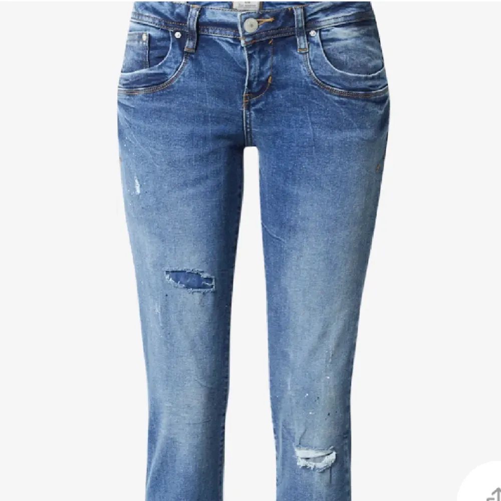 Säljer dessa suuper snygga jeansen från Ltb. Dem är i super bra skick och inte så använda❤️. Jeans & Byxor.