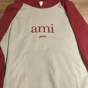 Ami hoodie - Säljer min ami hoodie då jag inte använder den längre. Storlek i S men passar även M. Nypris ca 3000, mitt pris 900 men kan sänka vid snabb affär. Skick i ungefär 8/10