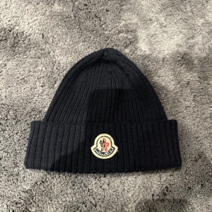 Monclear mössa  - Ritkigt snygg monclear mössa, bra kvalite och lite använd. Köpt på Olsens i malmö. Den är 100% äkta 