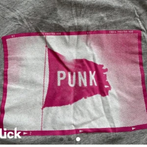 Zadig & Voltaire långärmad tröja  - Jättesnygg långärmad grå tröja från Zadig & Voltaire med tryck på ryggen 💞 köpt här på Plick men det står ingen storlek, den sitter fint på mig som vanligtvis har S/M 😃