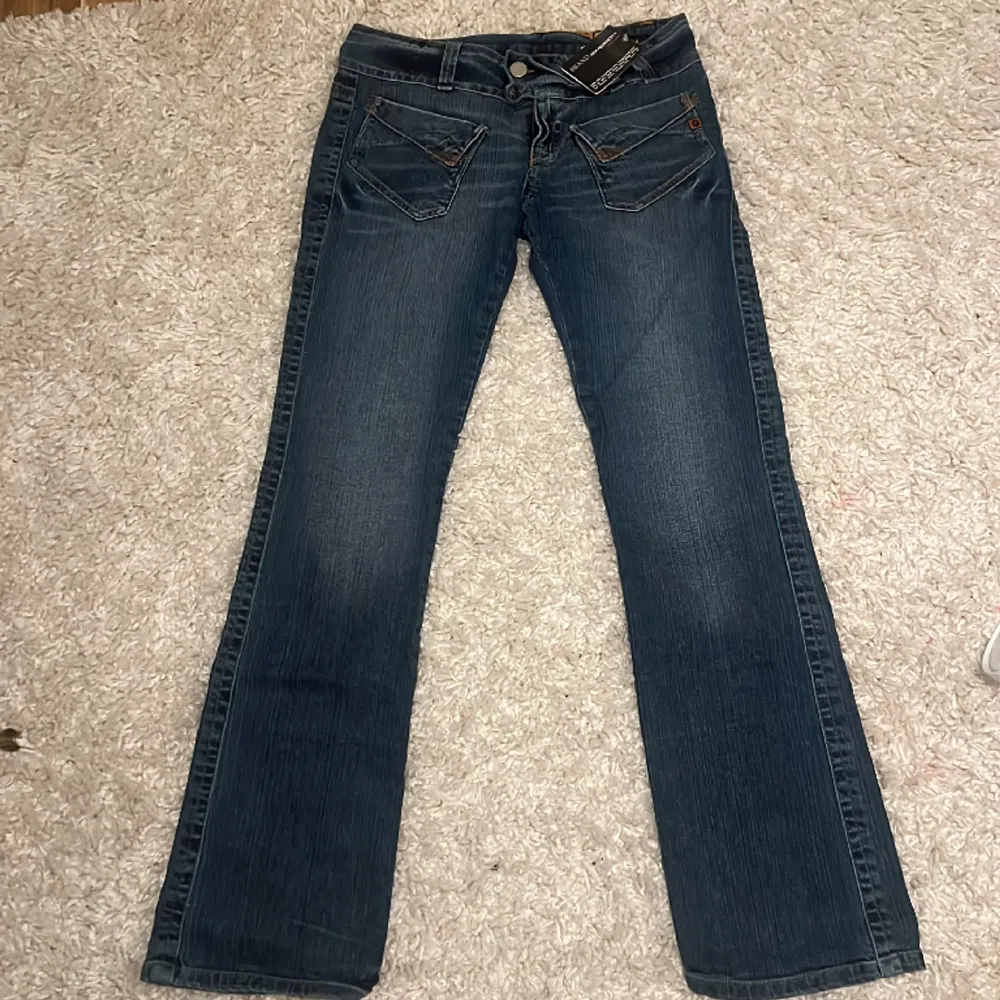 Helt nya unika lågmidjade jeans i storlek 31.. Jeans & Byxor.