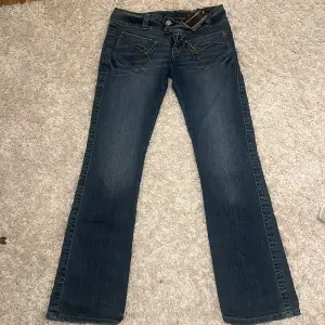 Helt nya unika lågmidjade jeans i storlek 31.