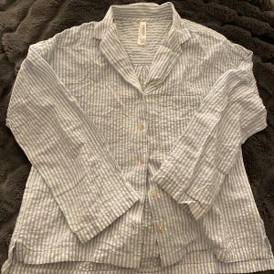 randig skjorta  - en blå och vit randig pyjamas skjorta från lindex i strl. xs. 